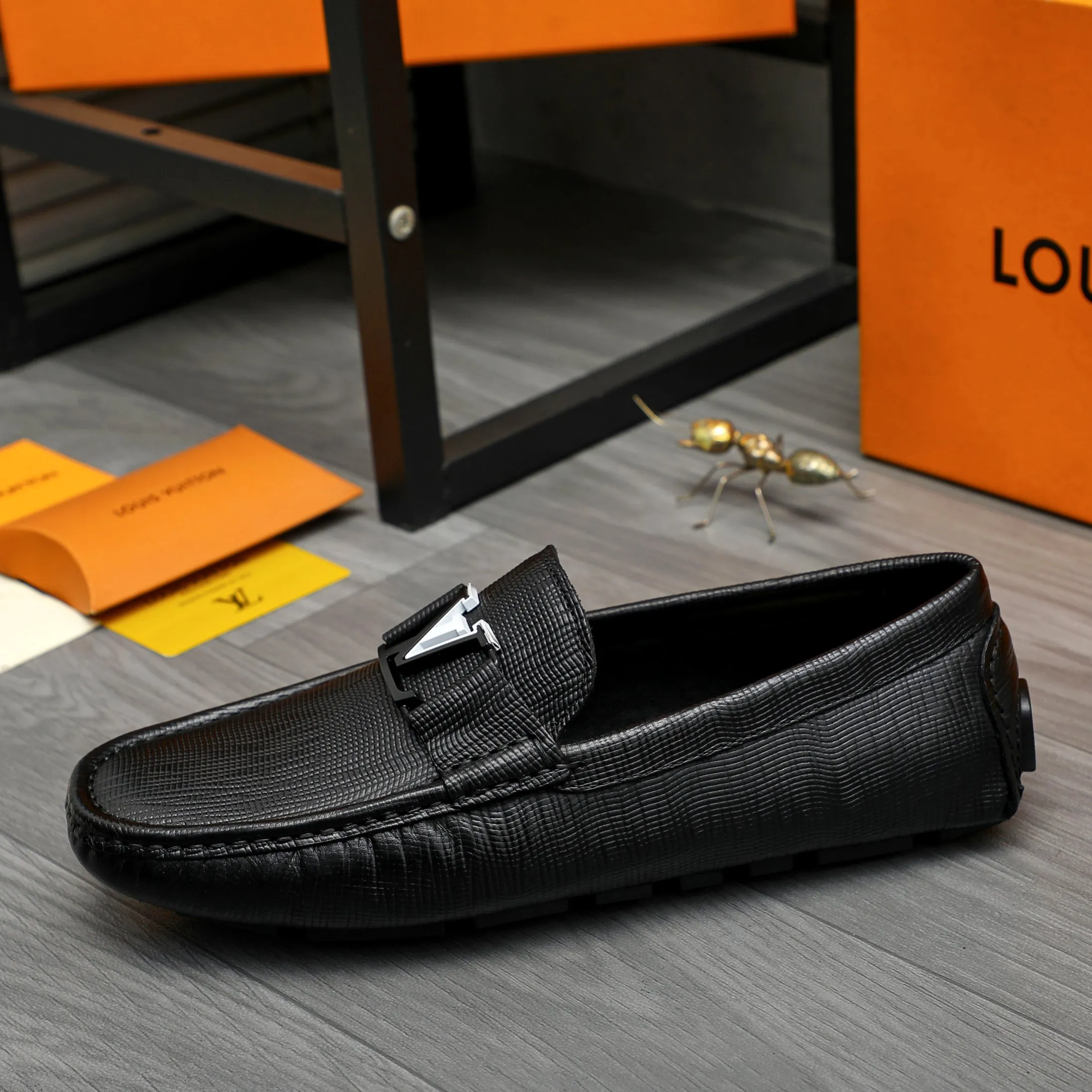 Men's shoes 💰p420 Product trademark: LV "Louis Vuitton" casual slip-on men's shoes Regular size: 38-44 Product materials: Selected vertical grain cowhide upper, sheepskin lining, original rubber outsole